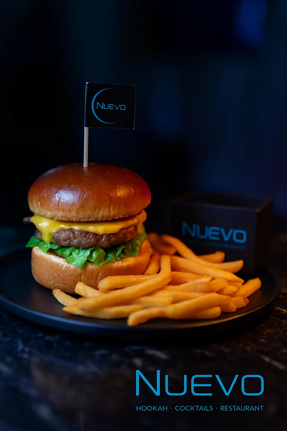 Burger mit Pommes und NUEVO-Fähnchen