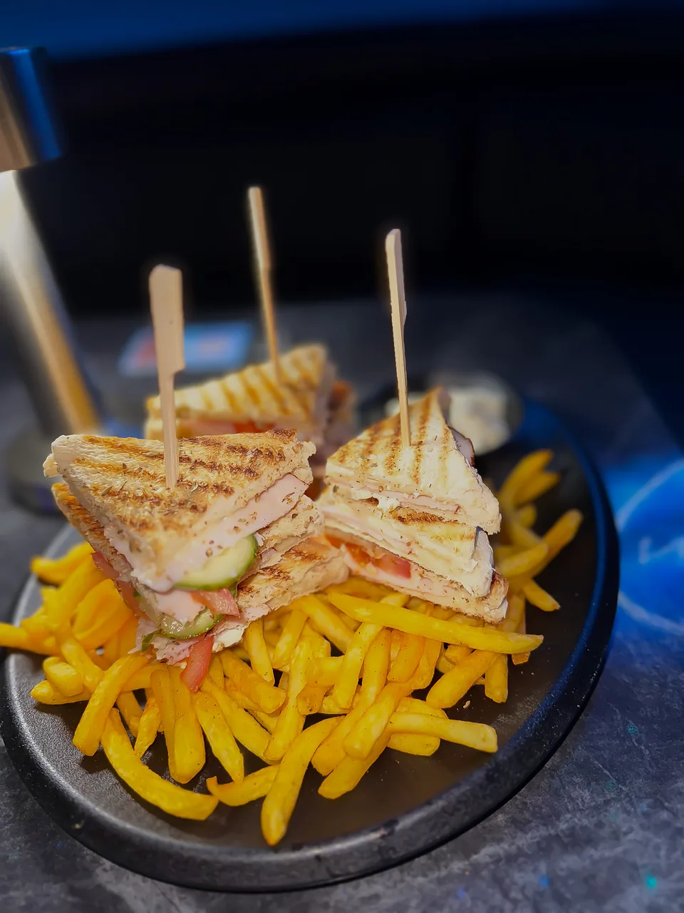 Clubsandwich mit Pommes