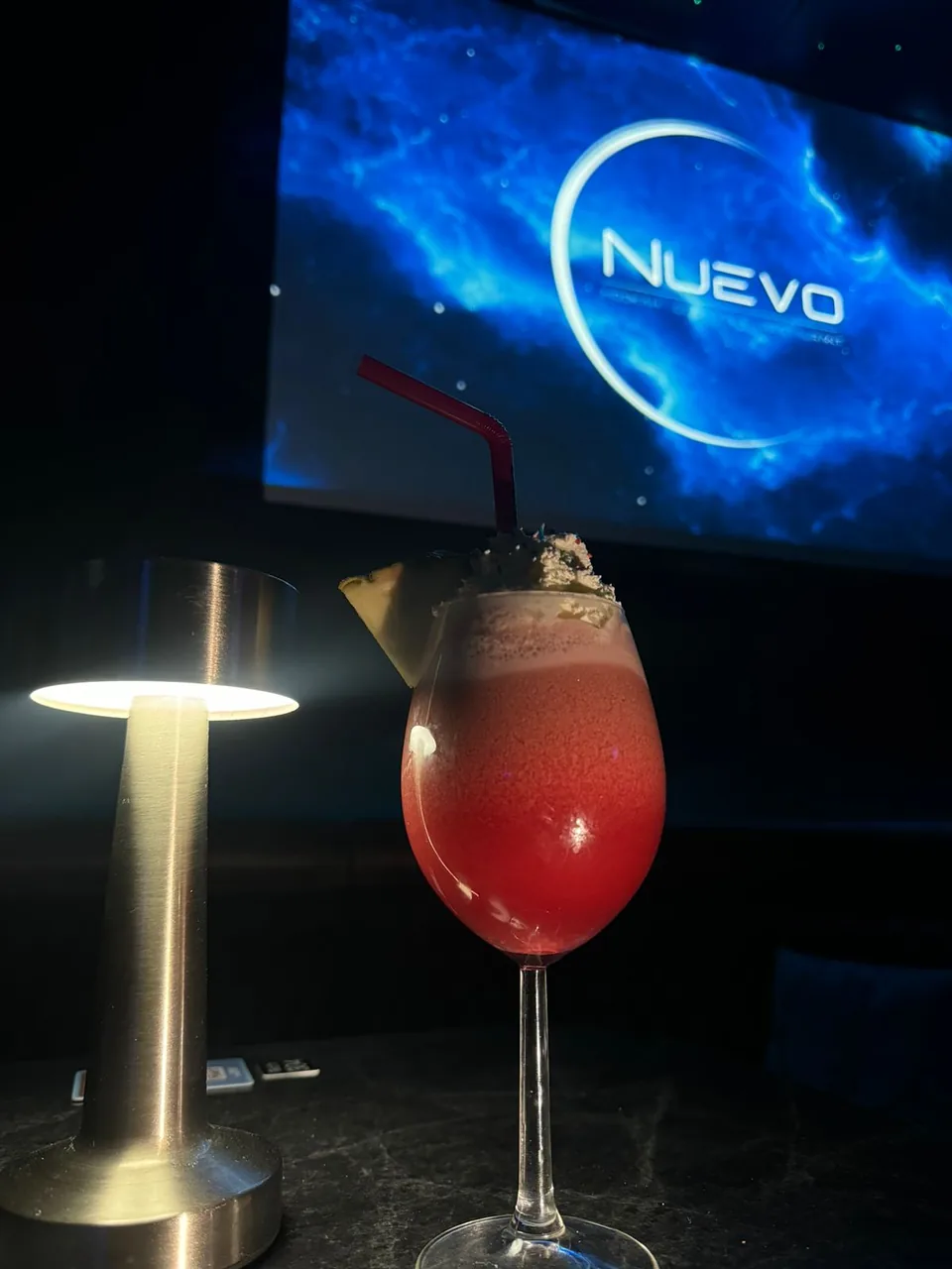 Cocktail vor der Leinwand