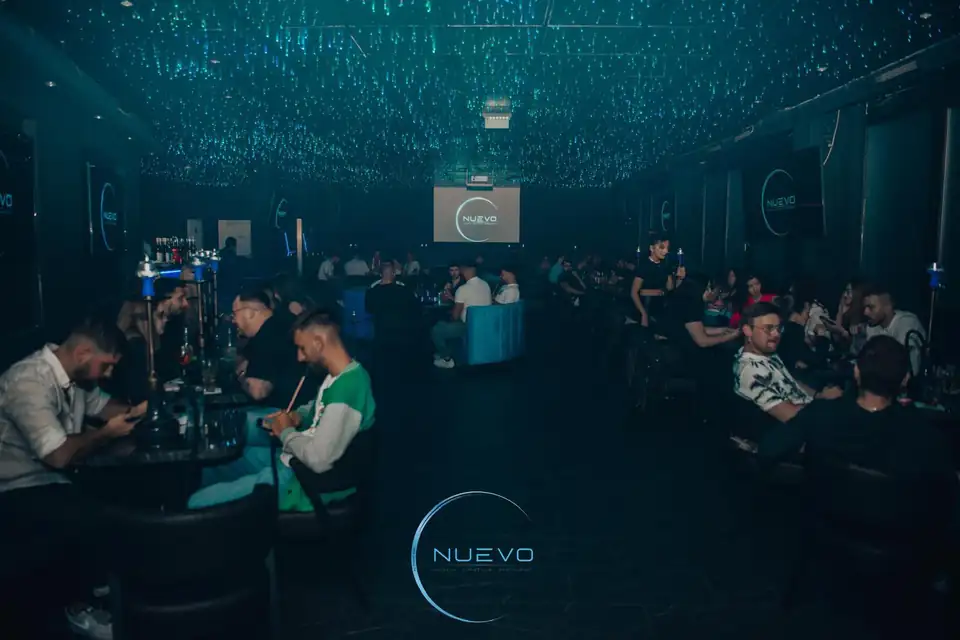 Volle Lounge bei einer Party