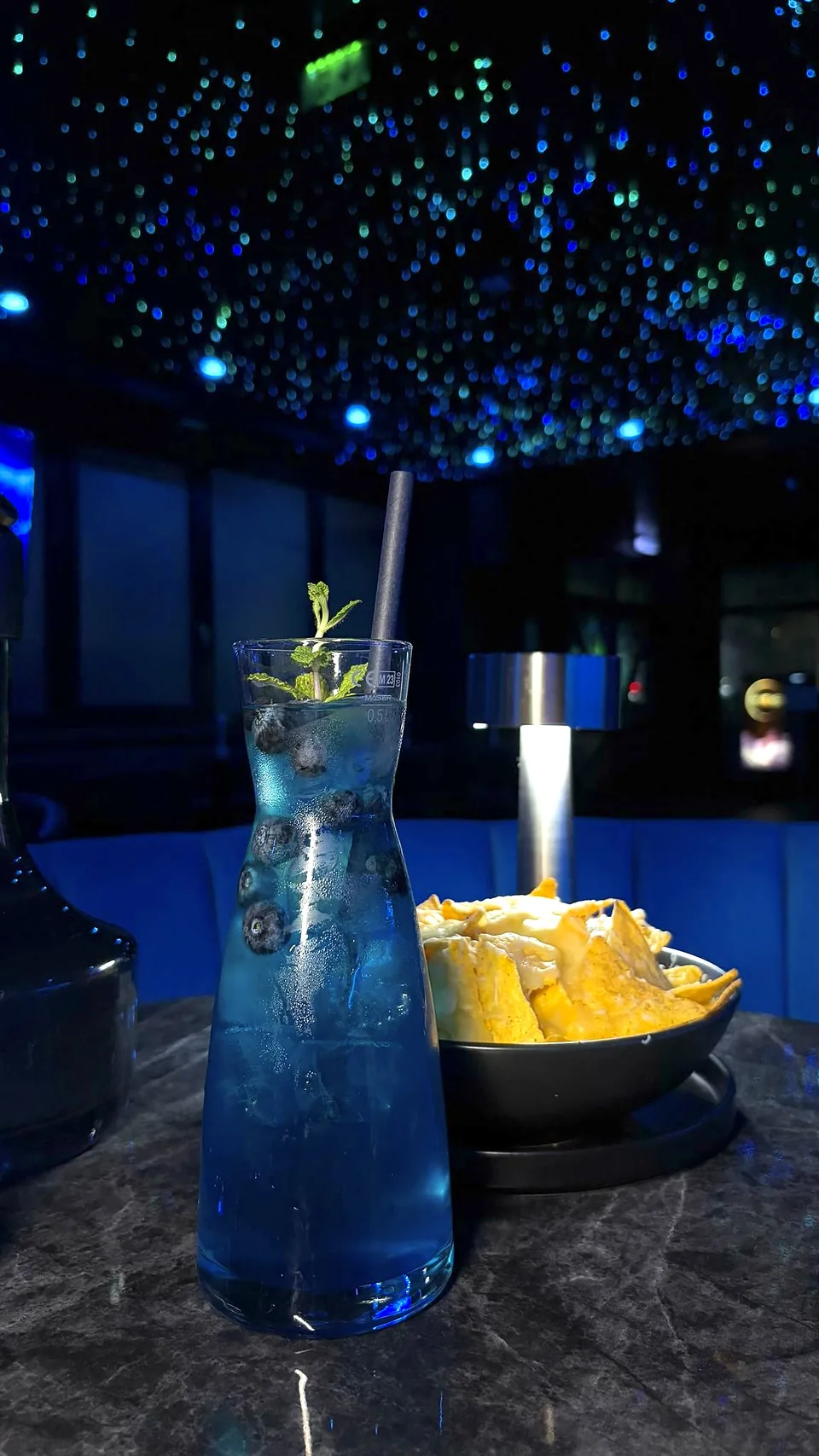 Blauer Karaffen-Drink