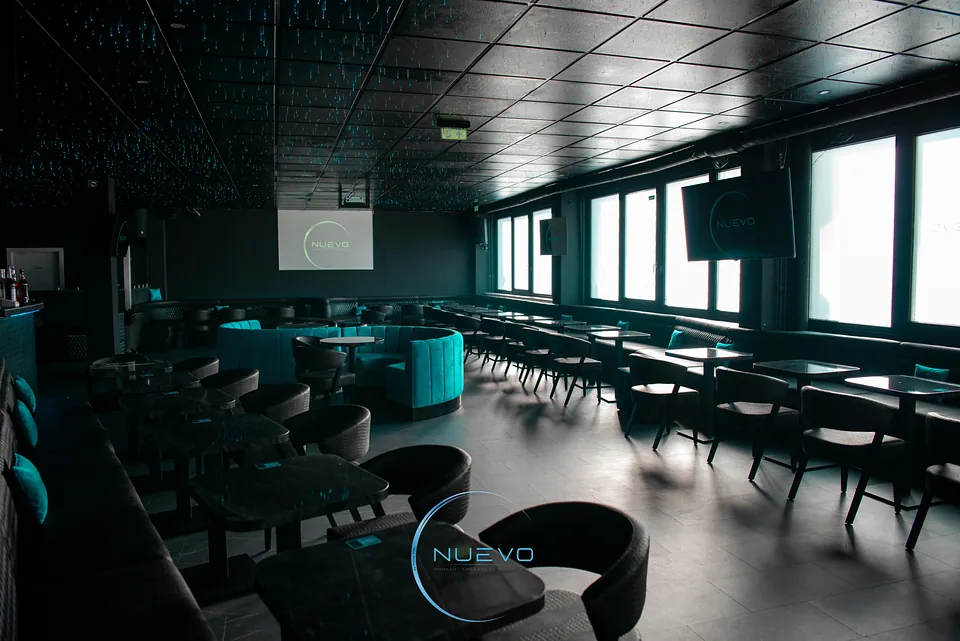 Die NUEVO Lounge tagsüber mit Lounge-Nischen und Tischen